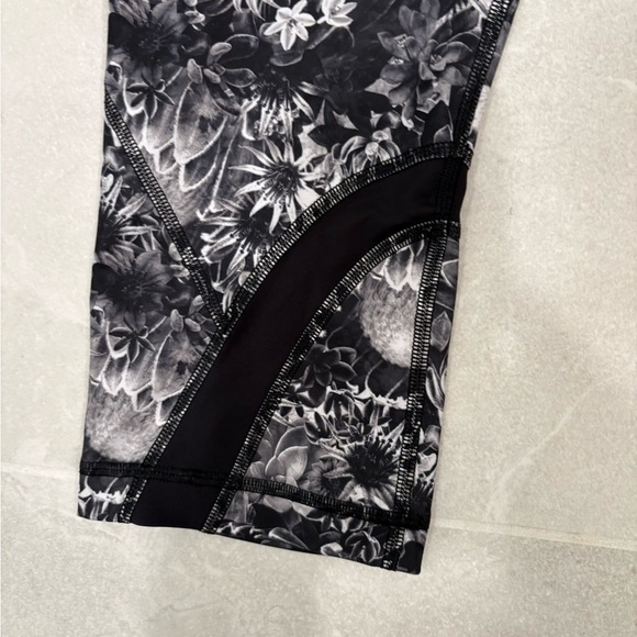 Lululemon Run Inspire Crop II in Flowabunga Black Angel Wing Size 10 - Picture 4 of 12